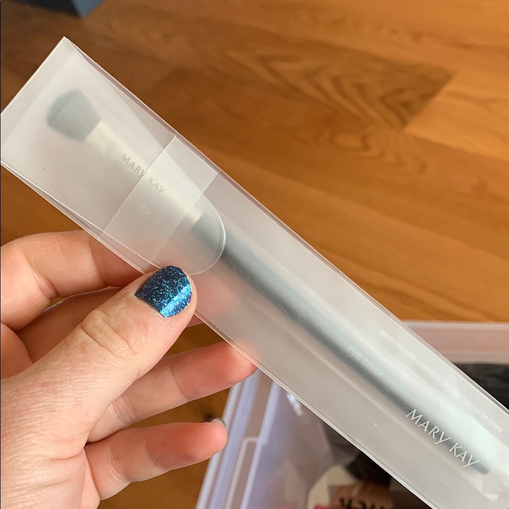 NIB Mary Kay Makeup Eye Color Brush